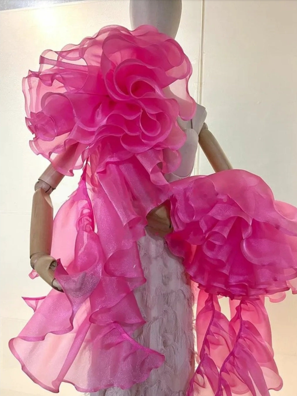 Detached Organza Ruffle Layered Sleeves With Short Train