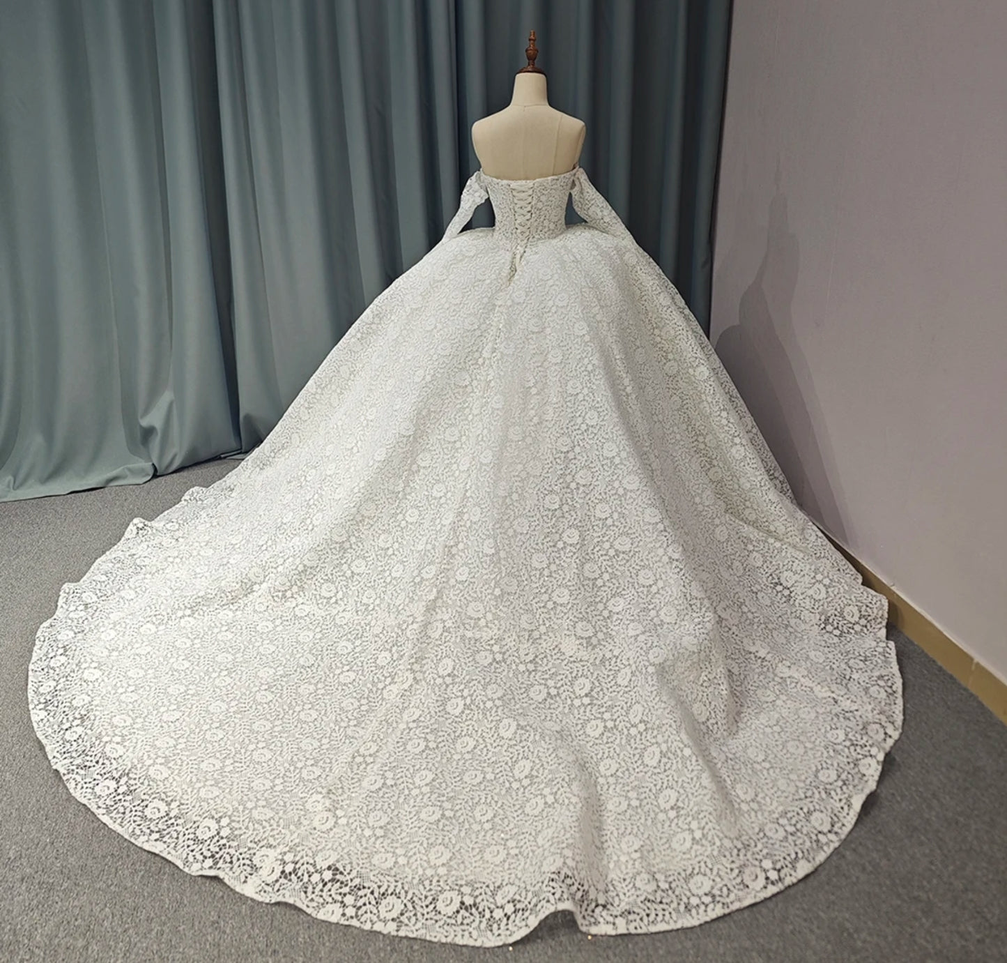 2024 Sweetheart Floral Lace Ballroom Bridal Gown With Detached Sleeves