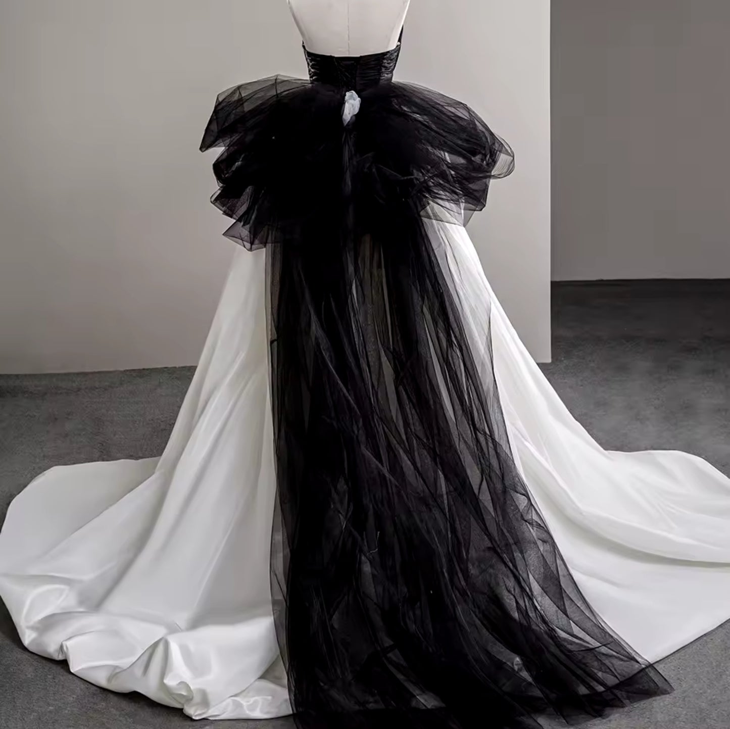 Stunning Strapless V-Neck 2024 Side Ruched Floral Detail A-Line Special Occasion Gown With Oversized Back Bow Train