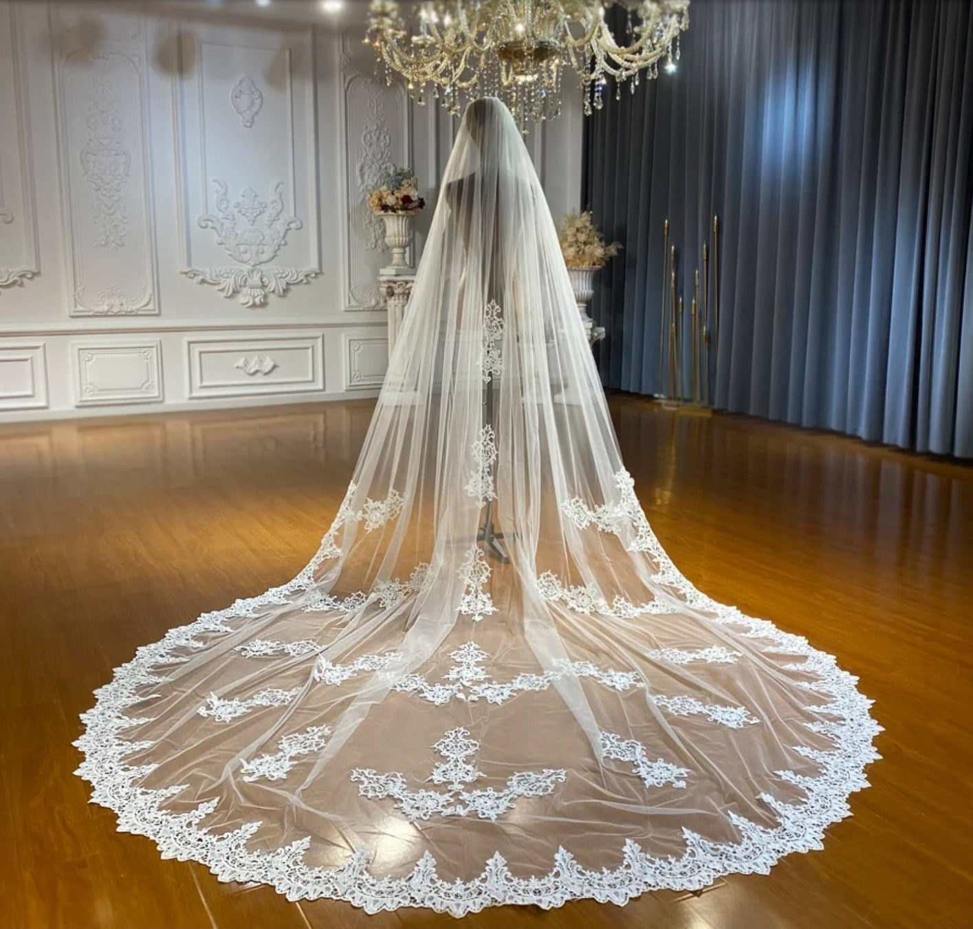 Appliqué Scattered Lace Trimmed Bridal Veil