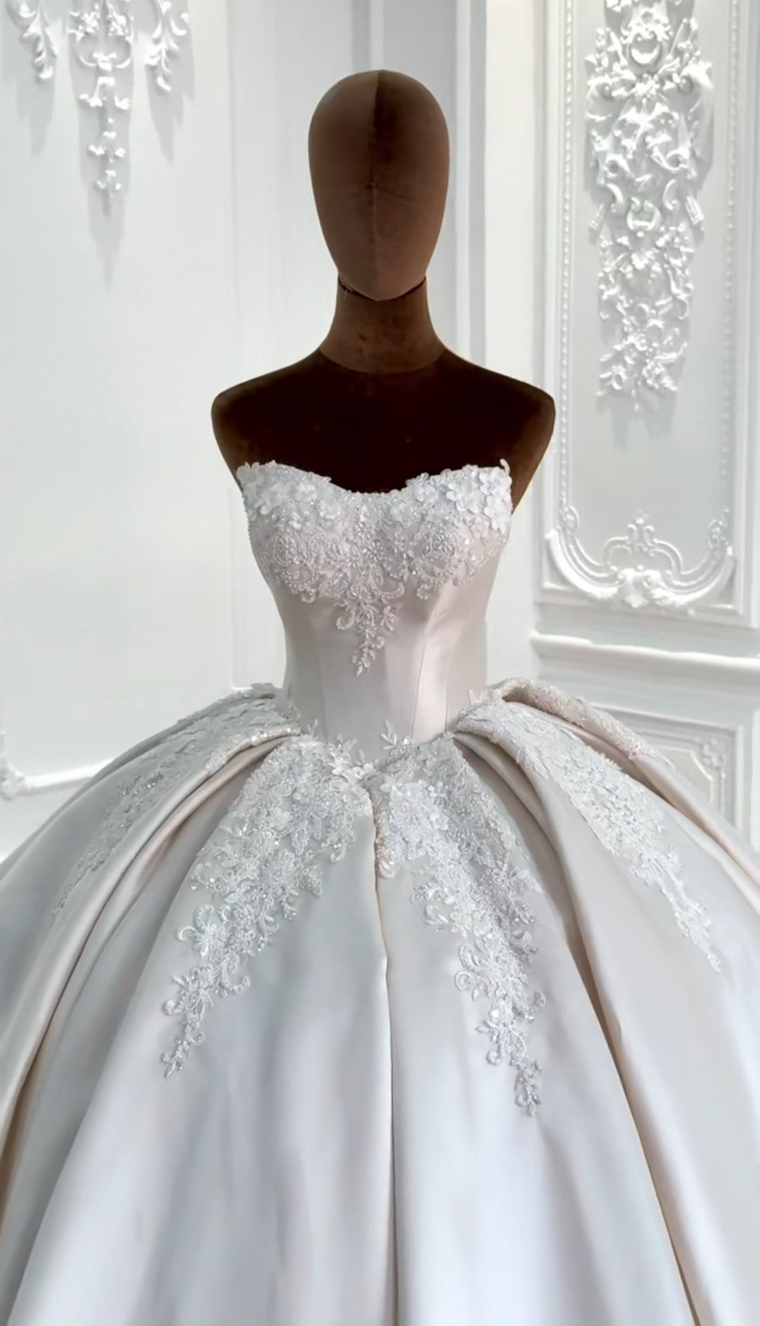 Strapless Sweetheart Princess 2025 Satin And Lace Appliqués Detail Bridal Ball Gown With 3/4 Detached Sleeves