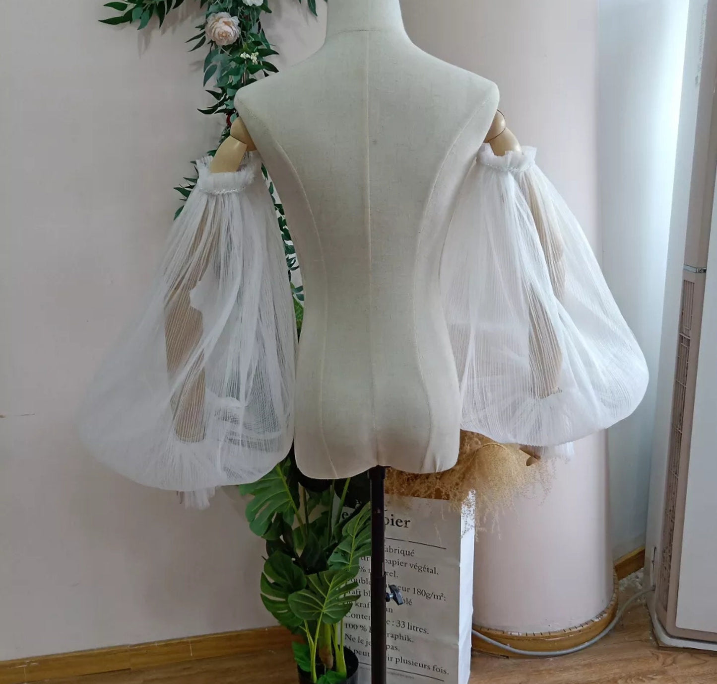 Detached Plisse Tulle Balloon Sleeves