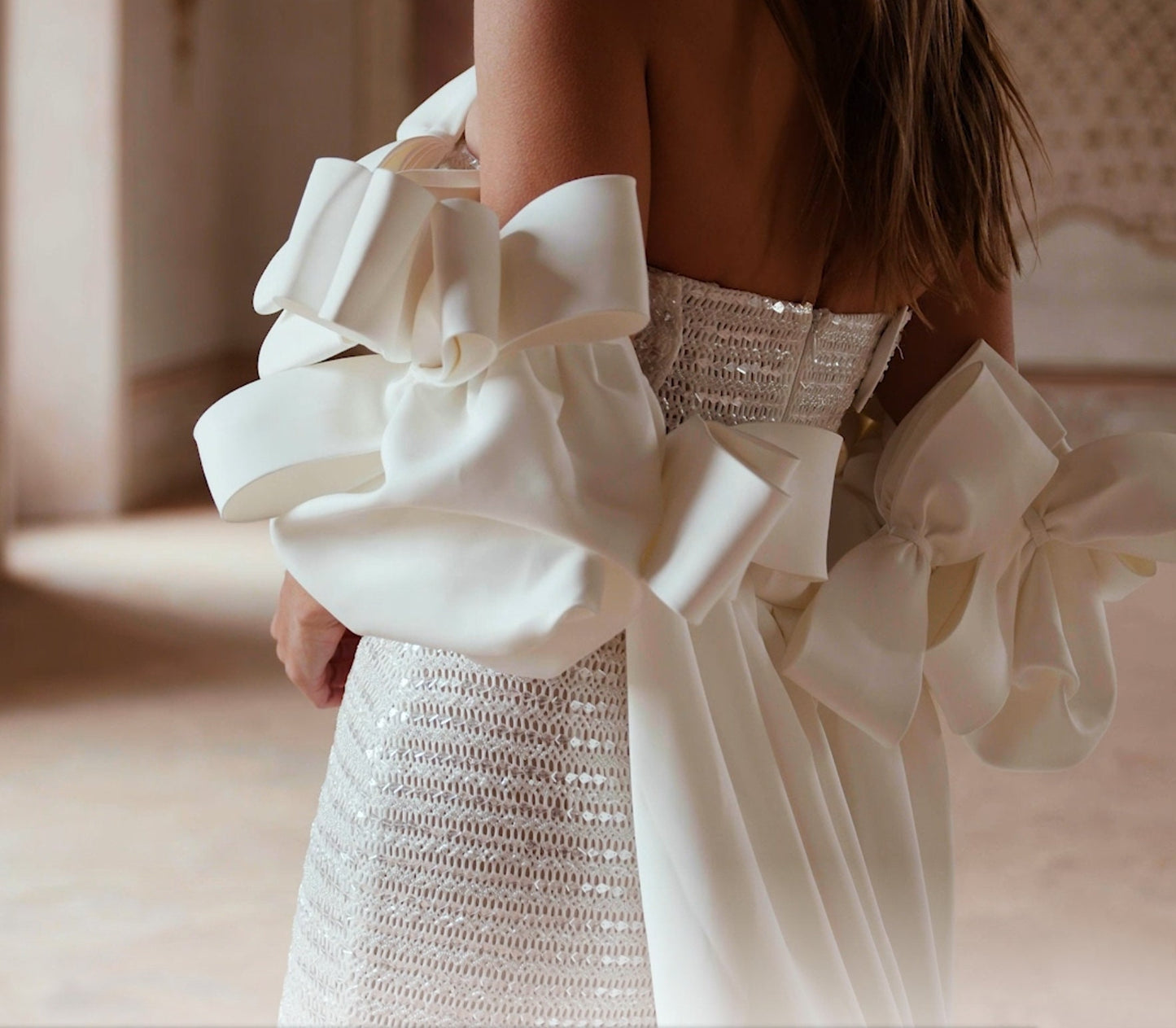 Bunched Bow Detailed Whimsical Cape With Train