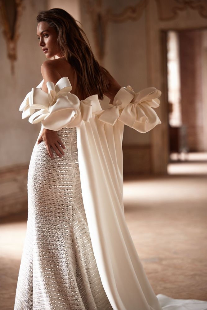 Bunched Bow Detailed Whimsical Cape With Train