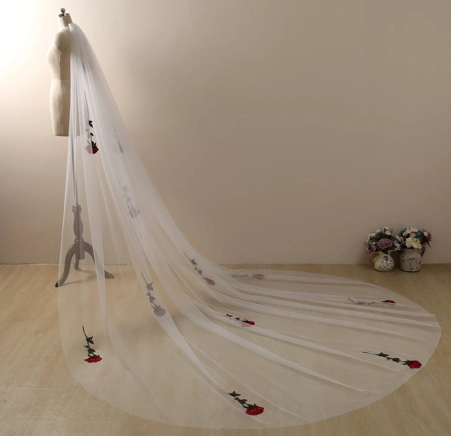 Scattered Rose Appliqué Bridal Veil With Comb