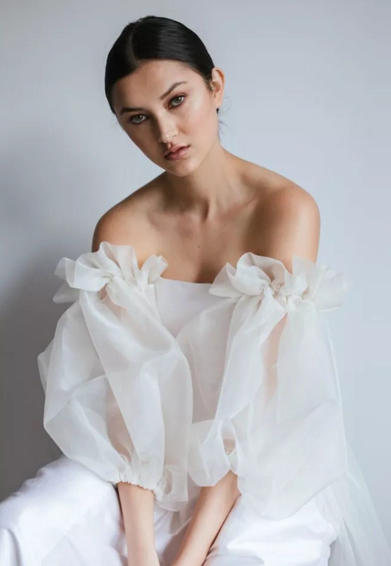 Detached Organza Gathered Puff Sleeves With Trailing Train