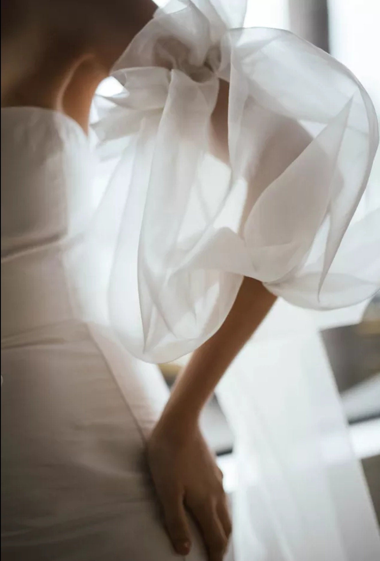 Detached Organza Gathered Puff Sleeves With Trailing Train