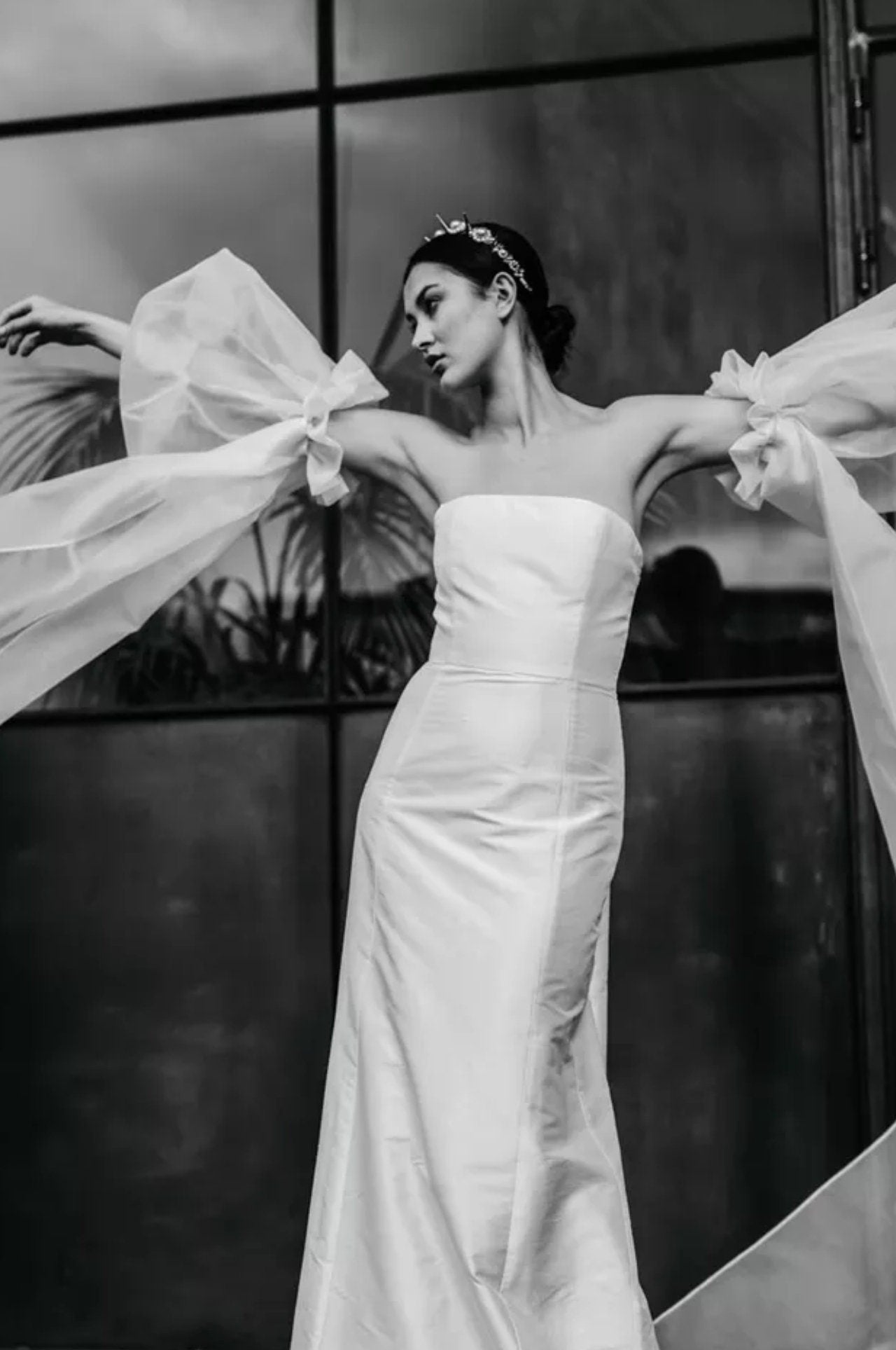 Detached Organza Gathered Puff Sleeves With Trailing Train