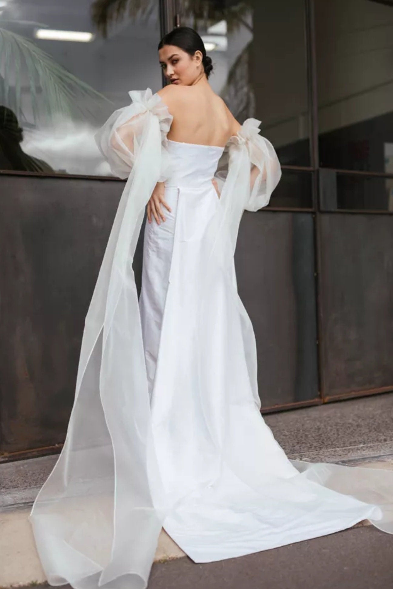 Detached Organza Gathered Puff Sleeves With Trailing Train