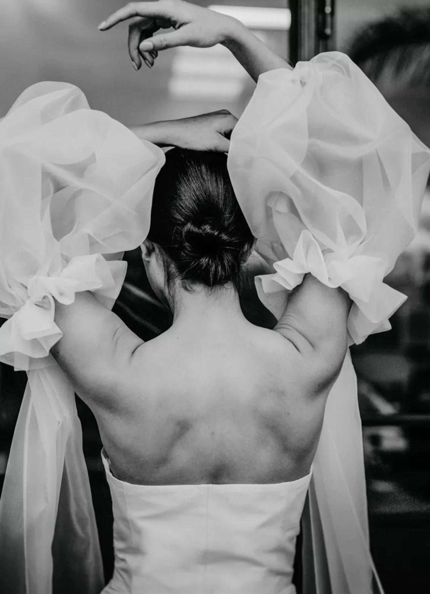 Detached Organza Gathered Puff Sleeves With Trailing Train