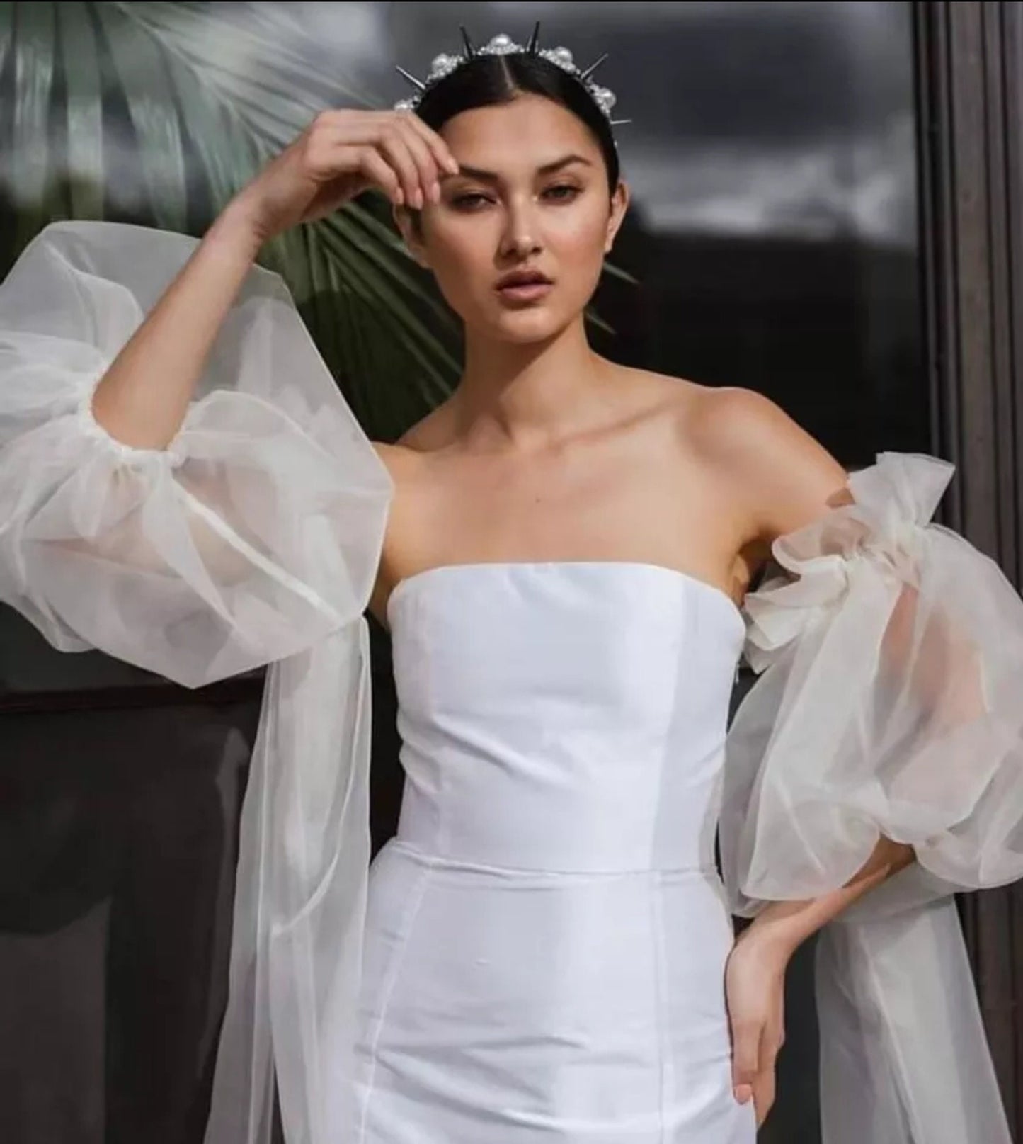 Detached Organza Gathered Puff Sleeves With Trailing Train