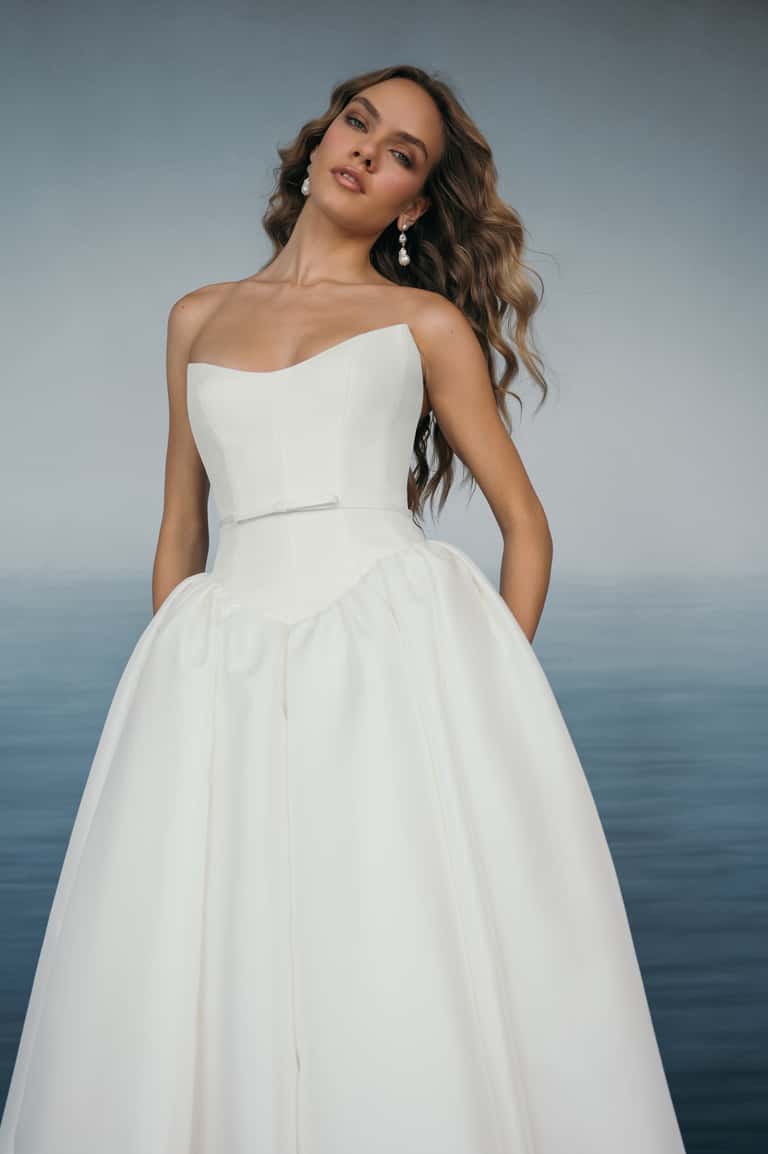 Sexy Ivory Corset Bodice Taffetta Scooped Neck Romantic Gathered Bridal Ball Gown With Delicate Bow Sash Detail