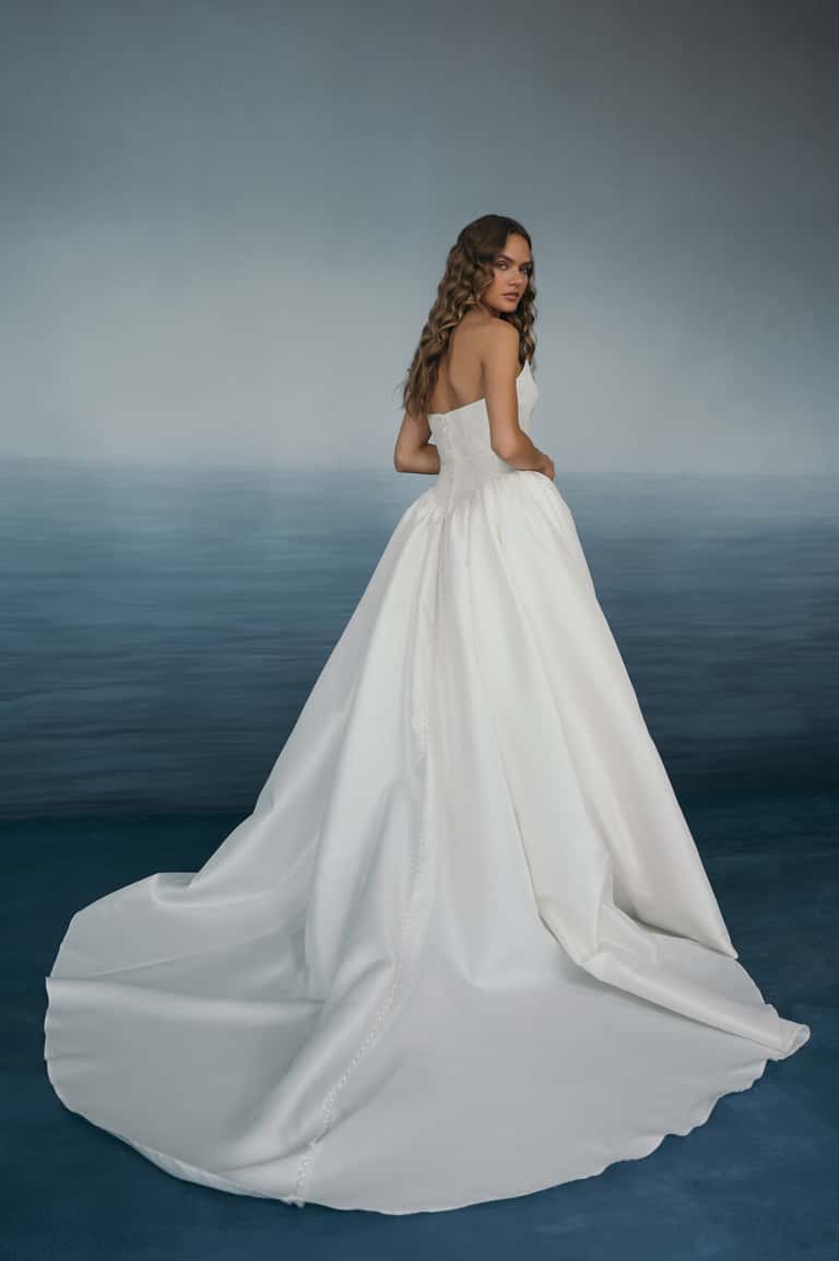 Sexy Ivory Corset Bodice Taffetta Scooped Neck Romantic Gathered Bridal Ball Gown With Delicate Bow Sash Detail