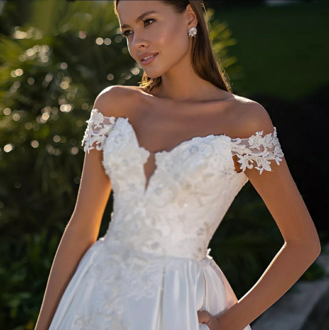 Detached Elegant Satin & Lace Trim Appliqué Sleeves