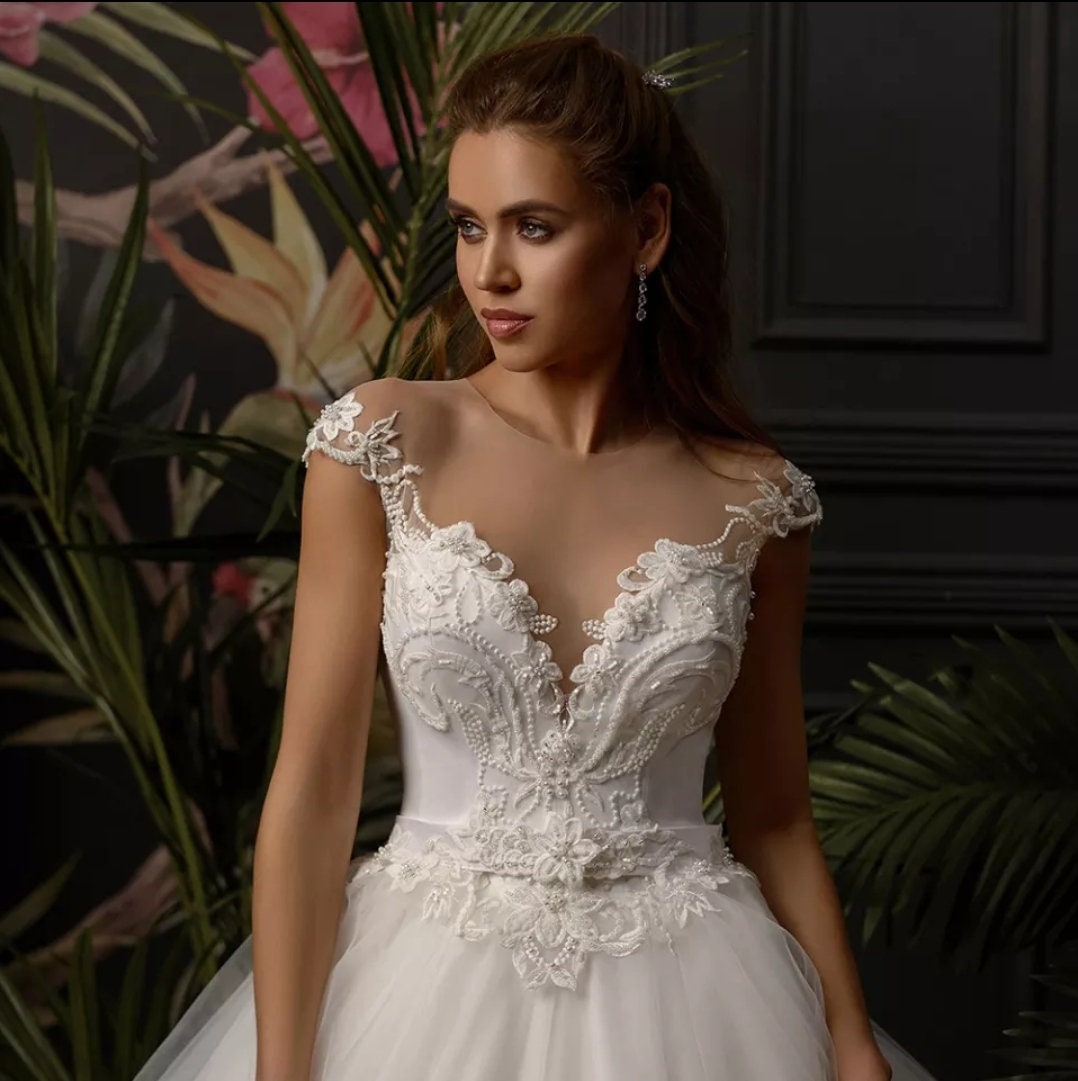 Exquisite Pearl Beaded Floral Appliqué Illusion Sweetheart Cap Sleeve Tiered Tulle Court Train Gown