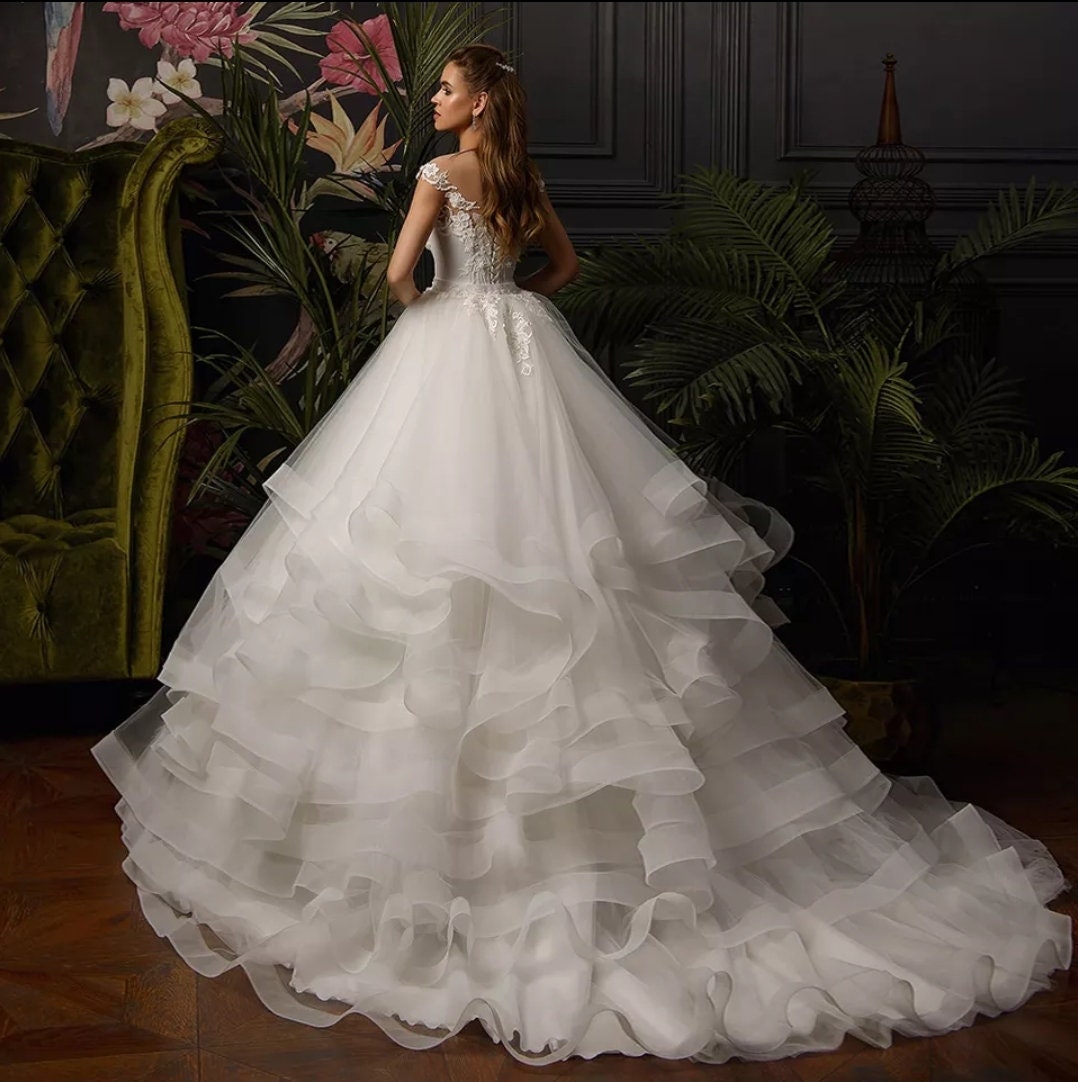 Exquisite Pearl Beaded Floral Appliqué Illusion Sweetheart Cap Sleeve Tiered Tulle Court Train Gown