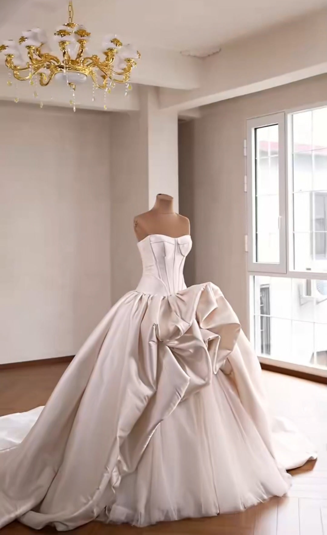 Chic Strapless Sweetheart Corset Bodice Wedding Gown