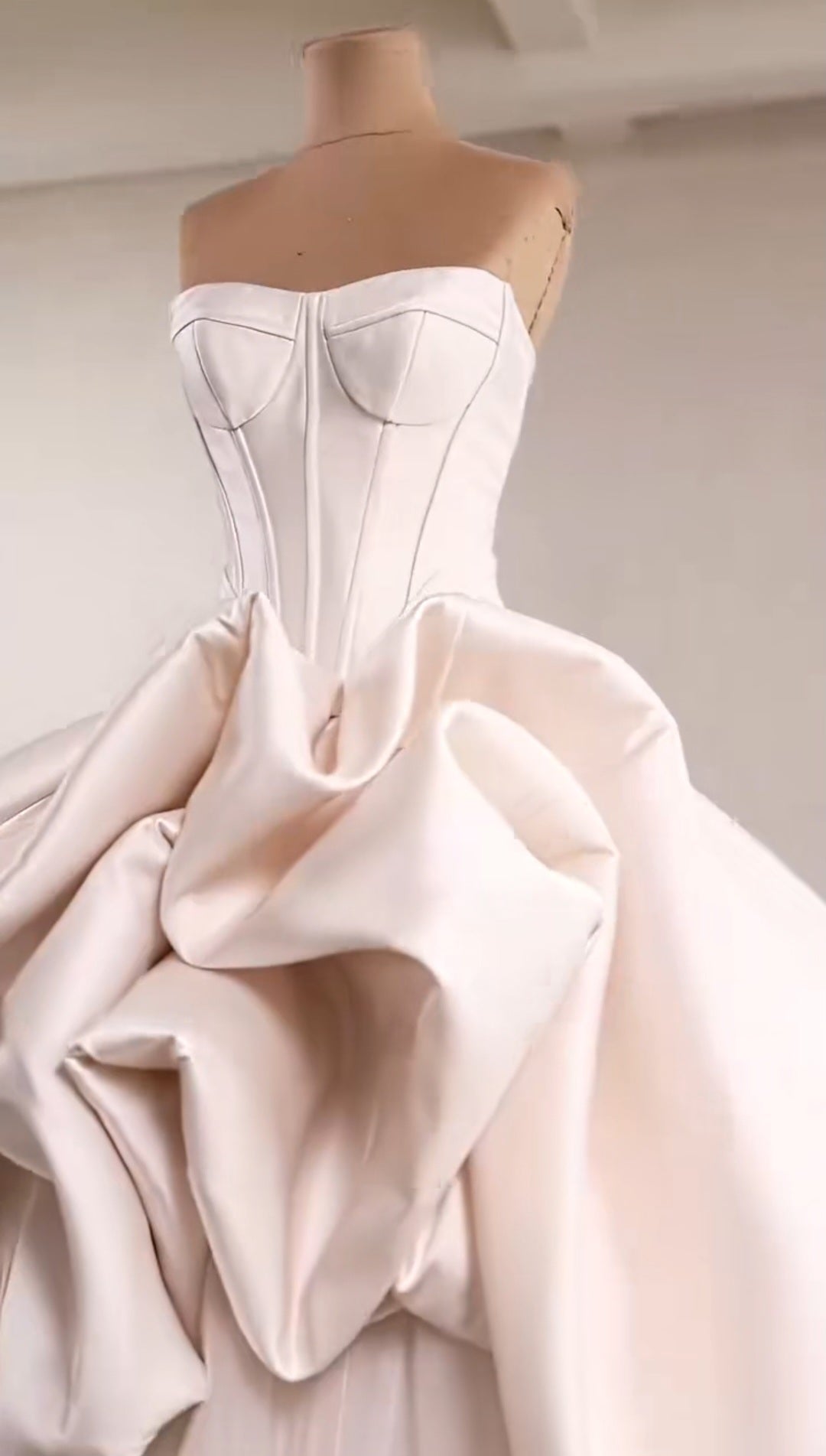 Chic Strapless Sweetheart Corset Bodice Wedding Gown