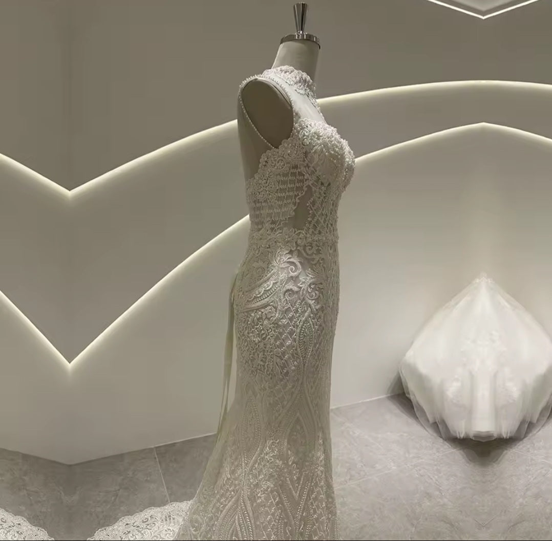 Mid Neck Beautiful Lace Sweetheart Sleeveless Modern Bride Trumpet Gown With 50 CM Train