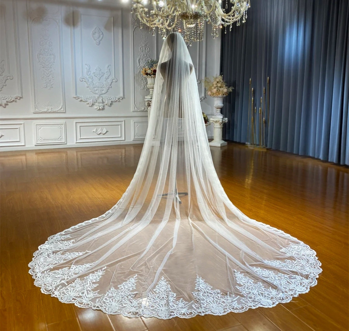 Simple Lace Appliqué Edge Trimmed Veil