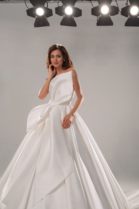 Strapless Minimalist Sweetheart Sculpted Oversized Retro Bow Knot Neckline A-Line Gown With Zip Enclosure