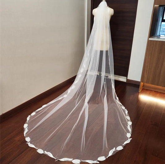 Beaded Sequin Tulip Lace Appliqué Trimmed Single Layer Bridal Veil
