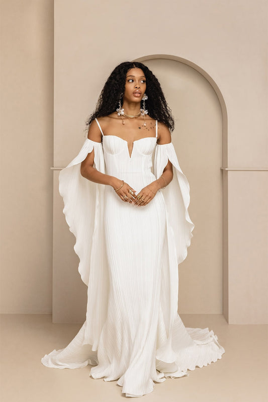 Boho Beach Style Modern Romance Wrinkled Chiffon Strapless Deep V Neckline Sheath Bridal Gown With Detachable Sleeves