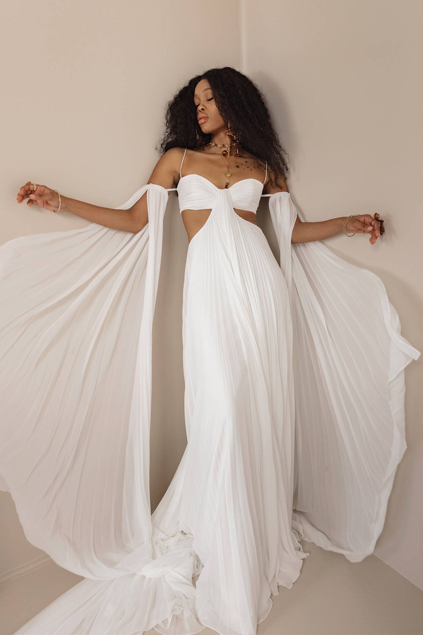 Sleeveless Spaghetti Strap Sweetheart Wrinkled Chiffon Boho Beach Side Cutout Bridal Gown With Detachable Sleeves