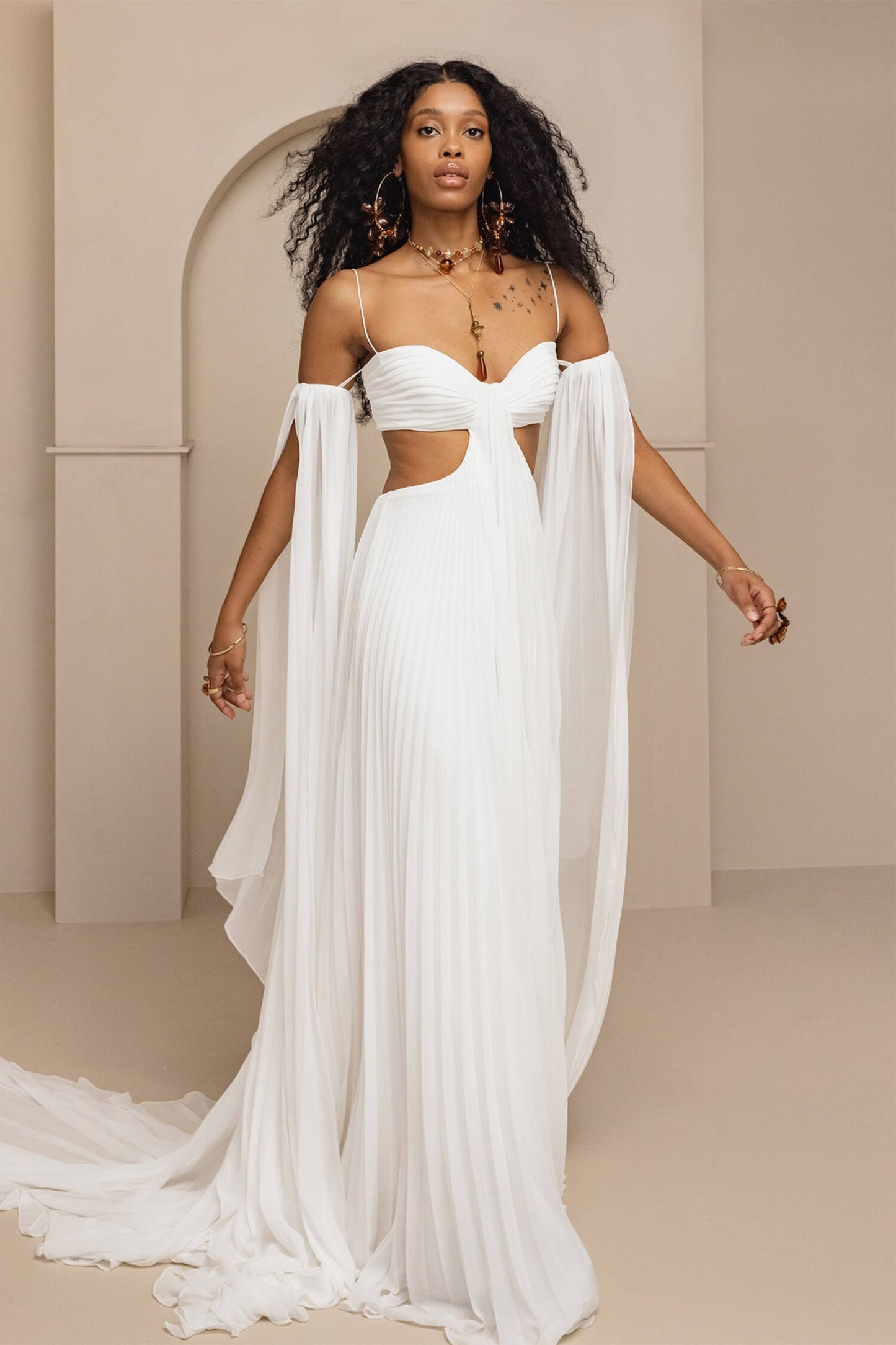 Sleeveless Spaghetti Strap Sweetheart Wrinkled Chiffon Boho Beach Side Cutout Bridal Gown With Detachable Sleeves