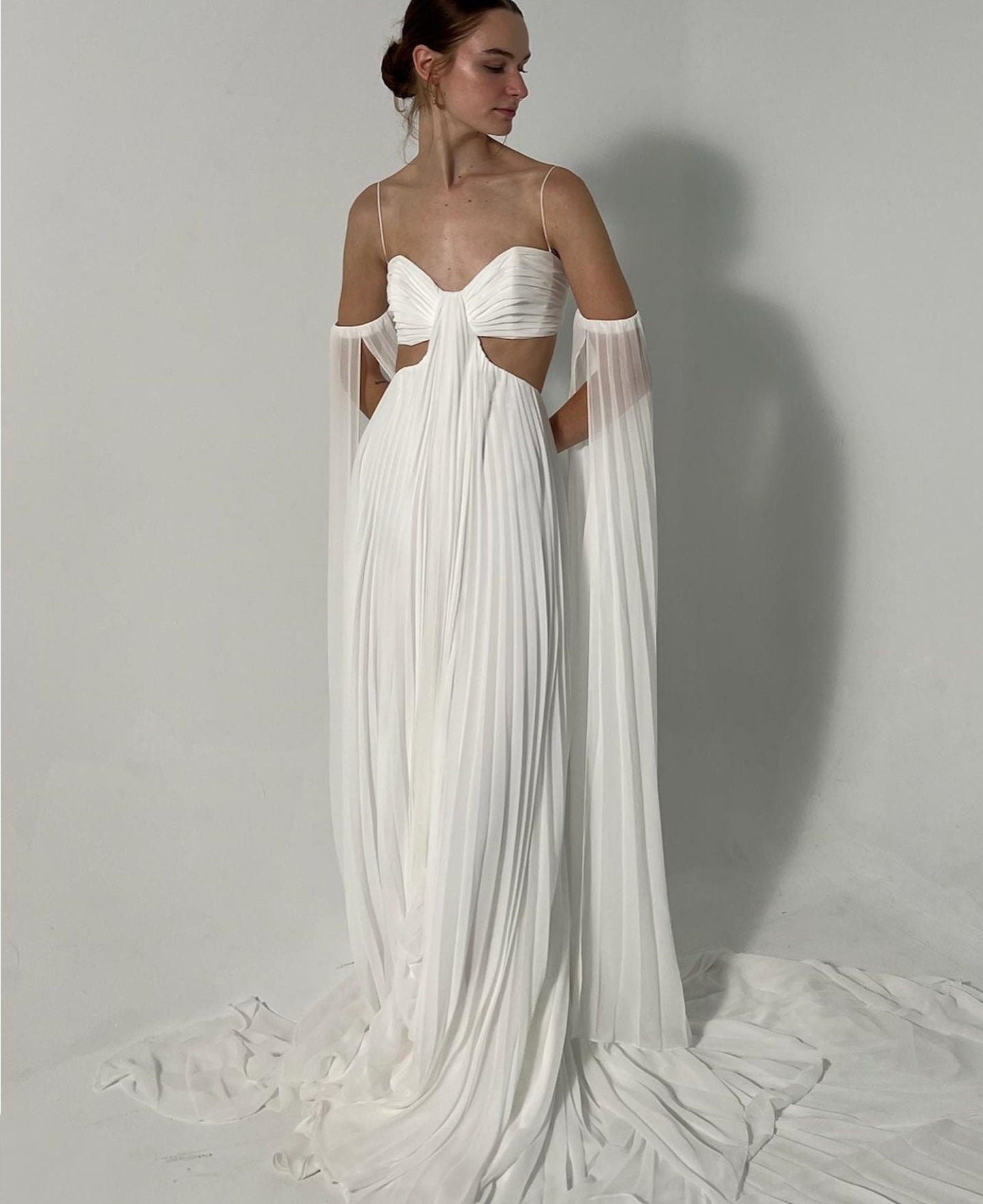 Sleeveless Spaghetti Strap Sweetheart Wrinkled Chiffon Boho Beach Side Cutout Bridal Gown With Detachable Sleeves