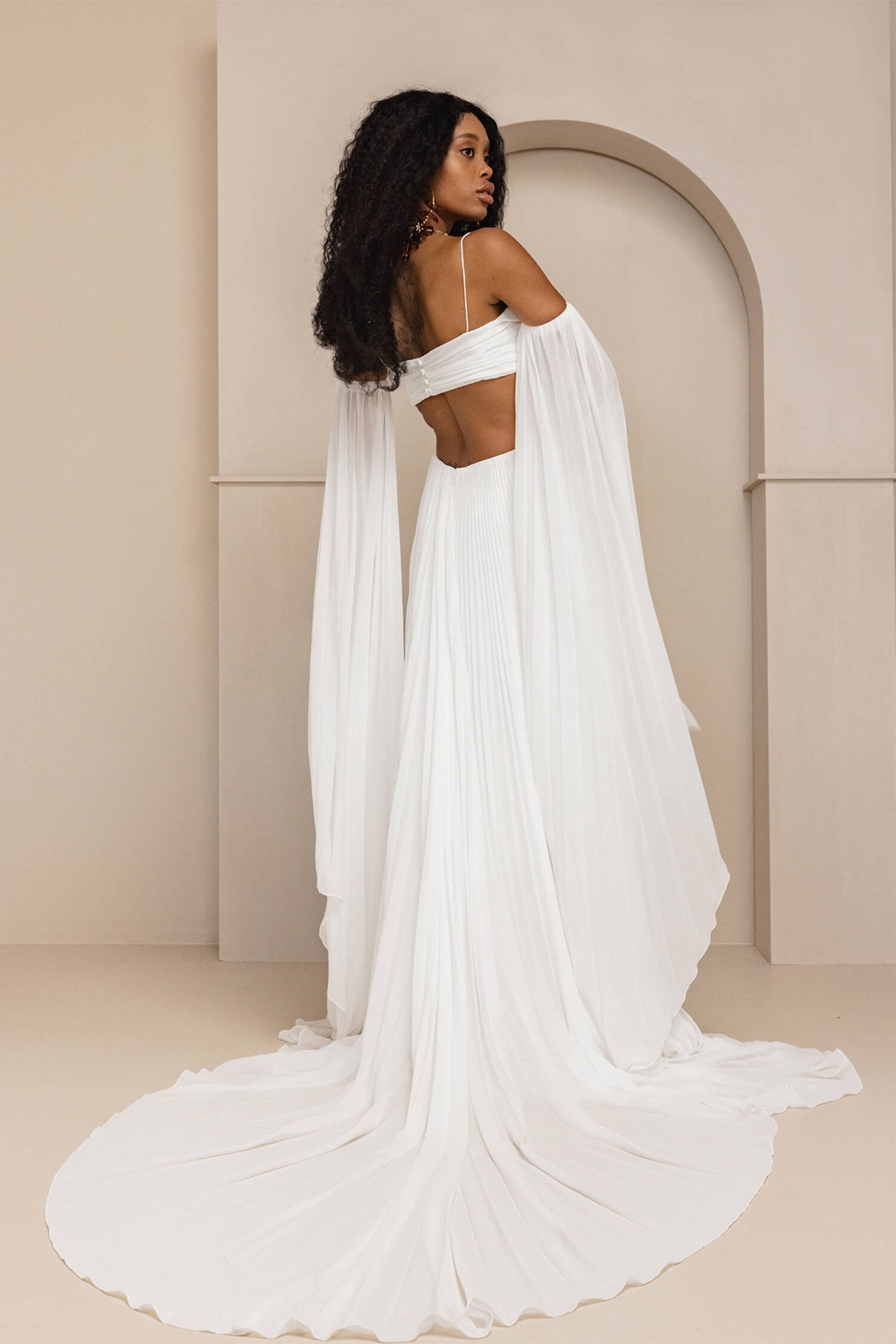 Sleeveless Spaghetti Strap Sweetheart Wrinkled Chiffon Boho Beach Side Cutout Bridal Gown With Detachable Sleeves