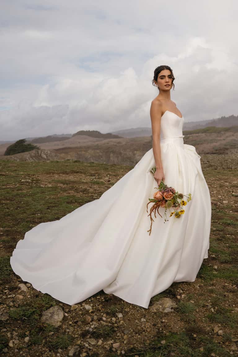 Sexy Ivory Corset Bodice Taffetta Scooped Neck Romantic Gathered Bridal Ball Gown With Delicate Bow Sash Detail