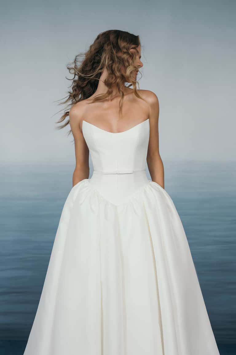 Sexy Ivory Corset Bodice Taffetta Scooped Neck Romantic Gathered Bridal Ball Gown With Delicate Bow Sash Detail