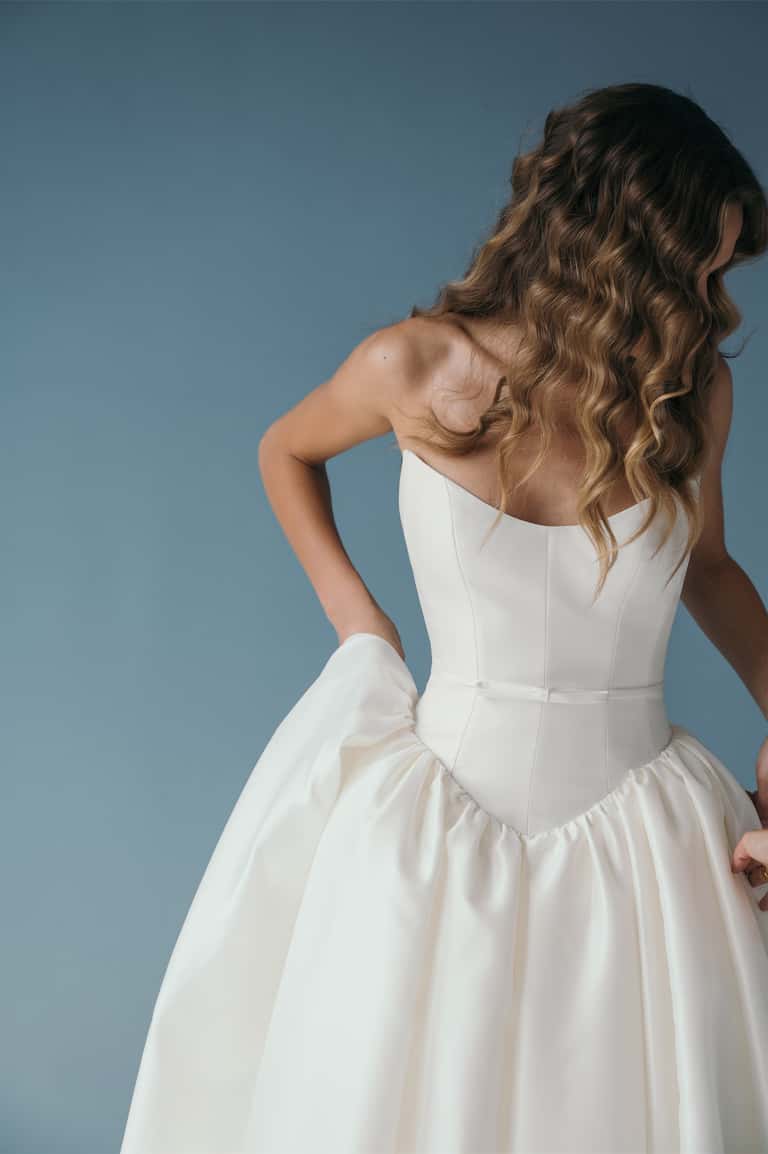 Sexy Ivory Corset Bodice Taffetta Scooped Neck Romantic Gathered Bridal Ball Gown With Delicate Bow Sash Detail