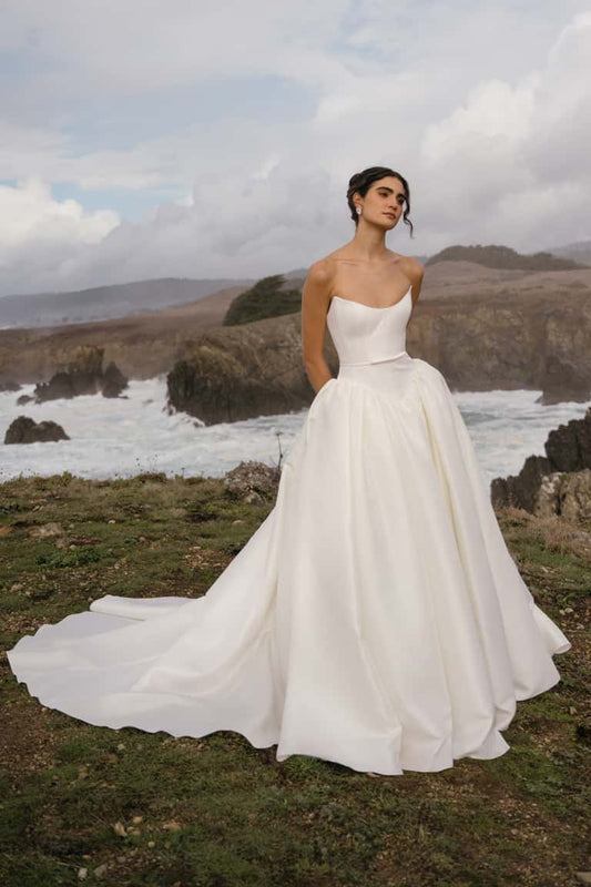 Sexy Ivory Corset Bodice Taffetta Scooped Neck Romantic Gathered Bridal Ball Gown With Delicate Bow Sash Detail