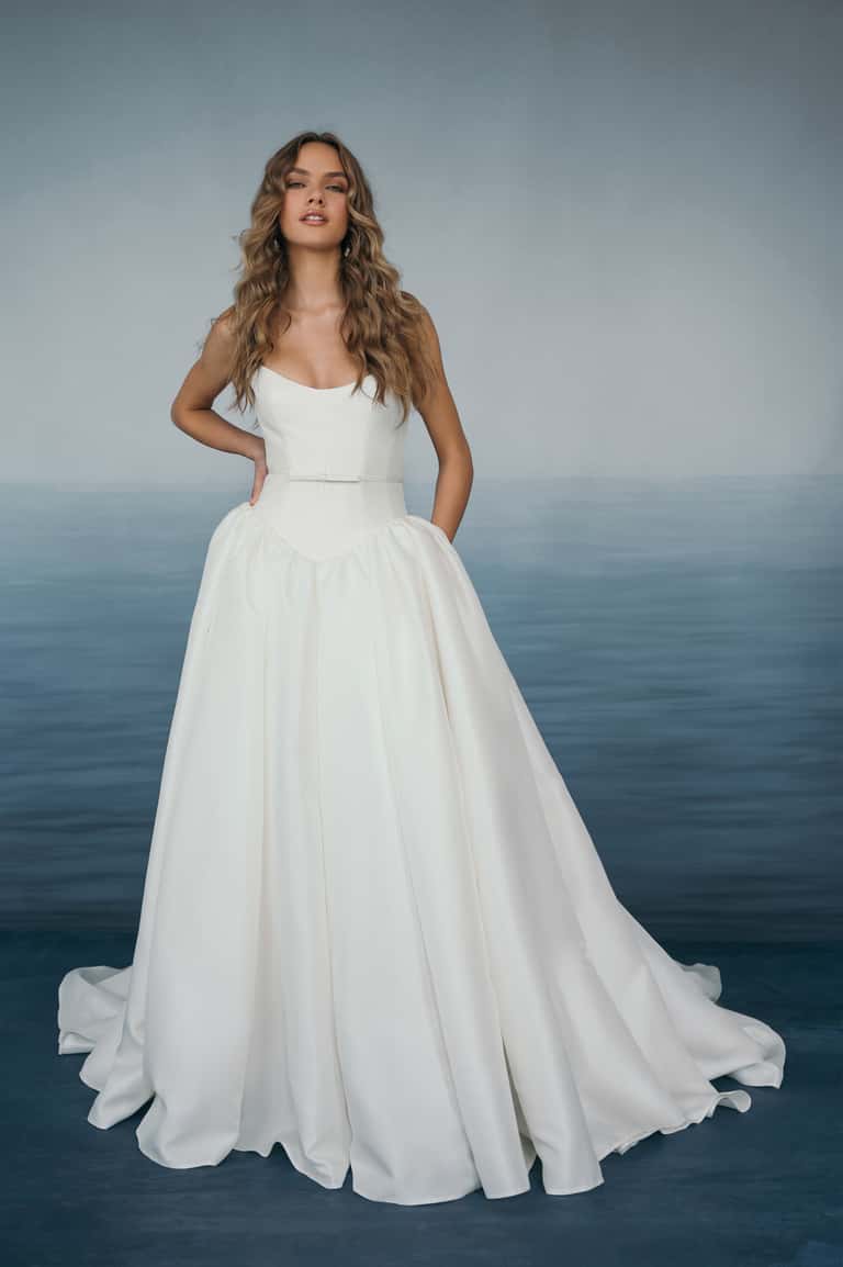 Sexy Ivory Corset Bodice Taffetta Scooped Neck Romantic Gathered Bridal Ball Gown With Delicate Bow Sash Detail
