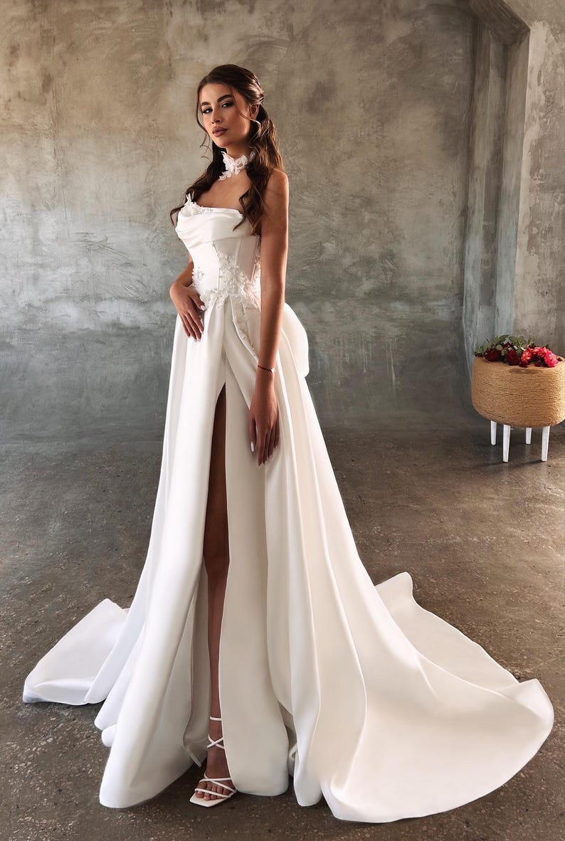 Irregular Strapless Floral Detail & Pearl Beaded Scoop Neck Corset A-line Bridal Gown With Detached Sleeves