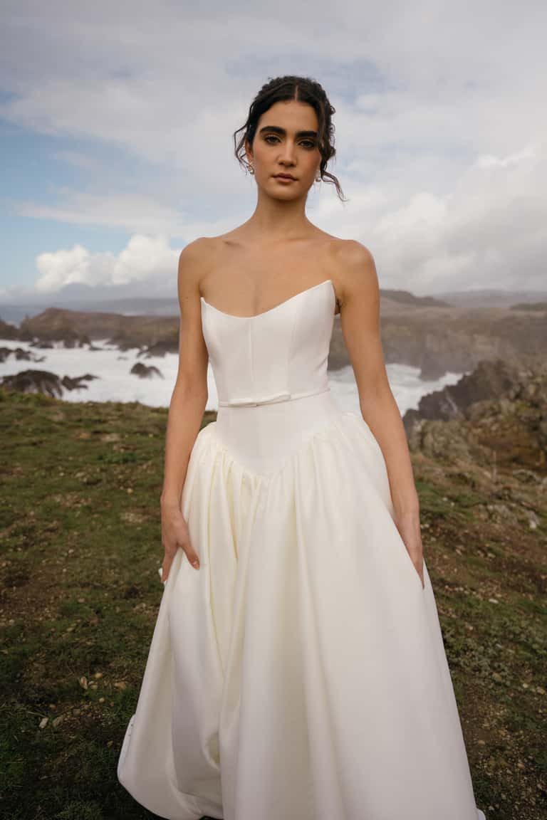 Sexy Ivory Corset Bodice Taffetta Scooped Neck Romantic Gathered Bridal Ball Gown With Delicate Bow Sash Detail