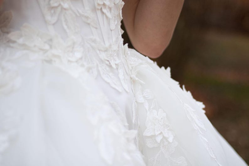 Sexy And Timeless Strapless Sweetheart Floral Appliqué Bridal A-Line Ball Gown